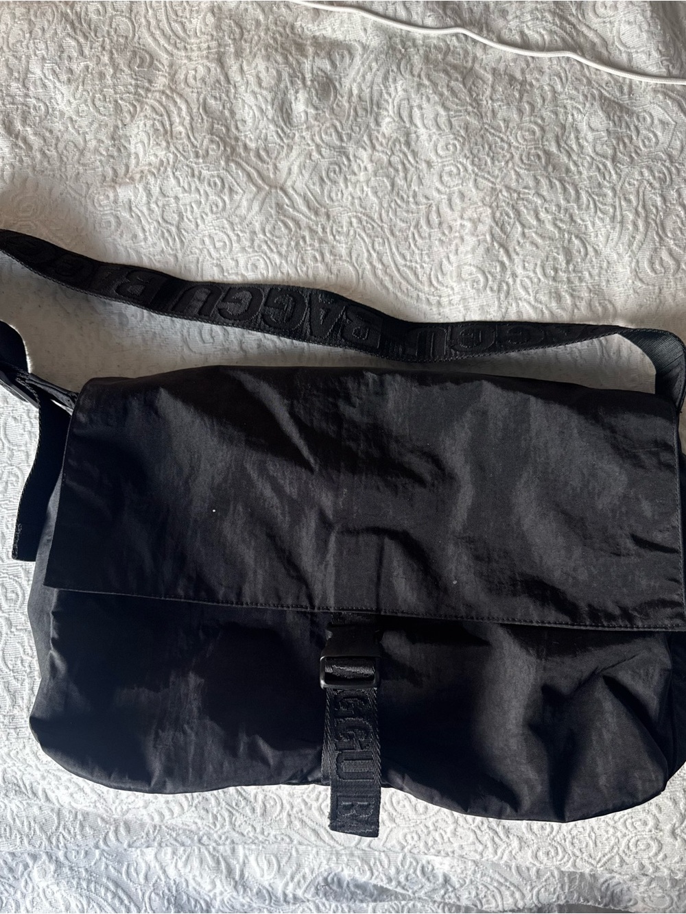 BAGGU Nylon Sport Messenger Bag in Black, Fits 13/14 inch laptop